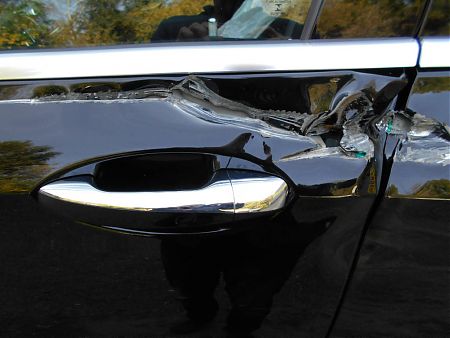 Рванный металл на дверях Mercedes E200